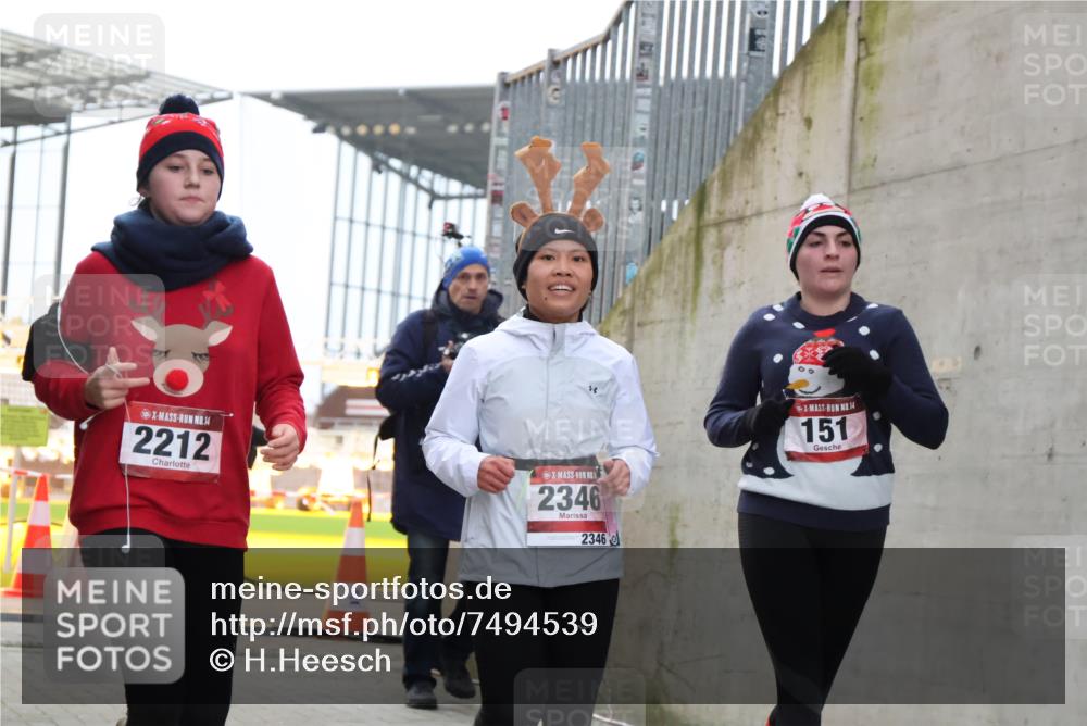 08.12.2024 - St. Pauli X-Mass-Run No. 14 H.Heesch http://msf.ph/oto/7494539 08.12.2024 10:07:15 Ziel 719, 795, 1786, 1940, 2003, 2062, 2346, 2751, 2755, 3083, 3337, 3343, 151, 2062, 2212, 2346, 2843, 2888 meine-sportfotos.de