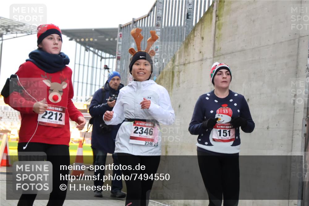 08.12.2024 - St. Pauli X-Mass-Run No. 14 H.Heesch http://msf.ph/oto/7494550 08.12.2024 10:07:16 Ziel 151, 719, 1786, 1940, 2003, 2062, 2212, 2346, 2751, 2755, 3083, 3337, 3343, 151, 2212, 2346, 2843, 2861, 2888 meine-sportfotos.de