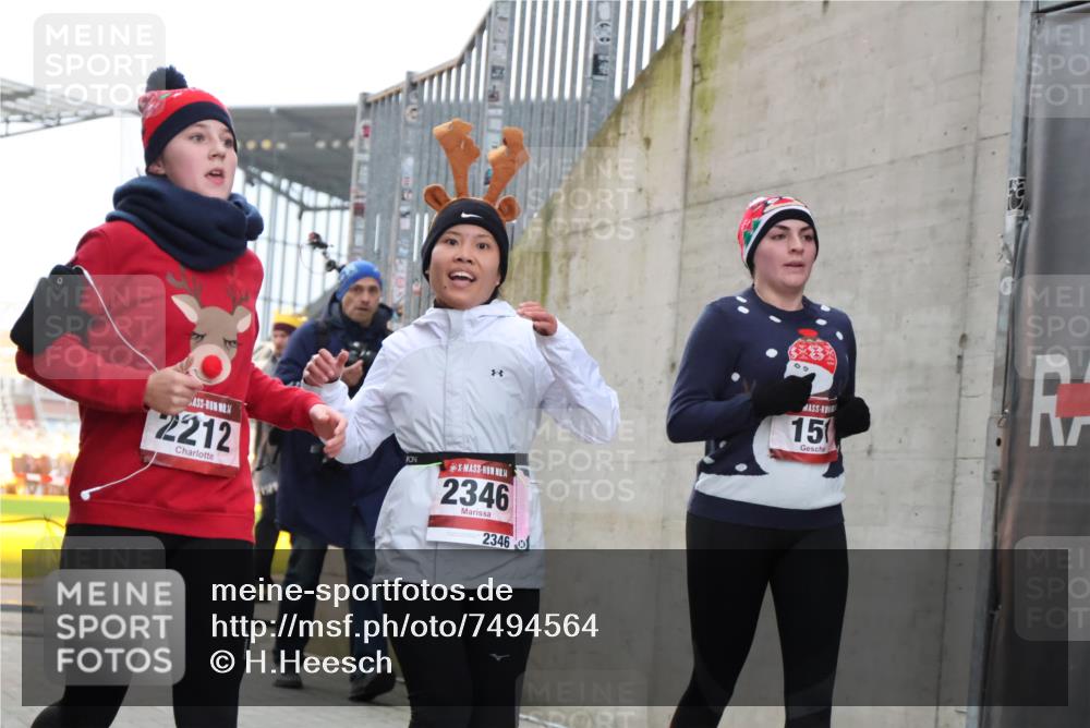 08.12.2024 - St. Pauli X-Mass-Run No. 14 H.Heesch http://msf.ph/oto/7494564 08.12.2024 10:07:16 Ziel 151, 719, 1786, 1940, 2003, 2062, 2212, 2346, 2751, 2755, 3083, 3337, 3343, 151, 2212, 2346, 2843, 2861, 2888 meine-sportfotos.de