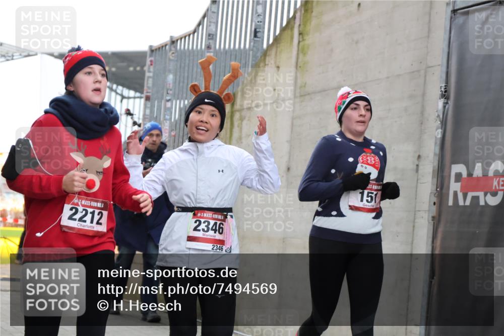 08.12.2024 - St. Pauli X-Mass-Run No. 14 H.Heesch http://msf.ph/oto/7494569 08.12.2024 10:07:16 Ziel 151, 719, 1786, 1940, 2003, 2062, 2212, 2346, 2751, 2755, 3083, 3337, 3343, 151, 2212, 2346, 2843, 2861, 2888 meine-sportfotos.de