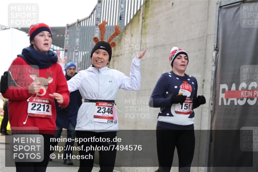 08.12.2024 - St. Pauli X-Mass-Run No. 14 H.Heesch http://msf.ph/oto/7494576 08.12.2024 10:07:16 Ziel 151, 719, 1786, 1940, 2003, 2062, 2212, 2346, 2751, 2755, 3083, 3337, 3343, 151, 2212, 2346, 2843, 2861, 2888 meine-sportfotos.de