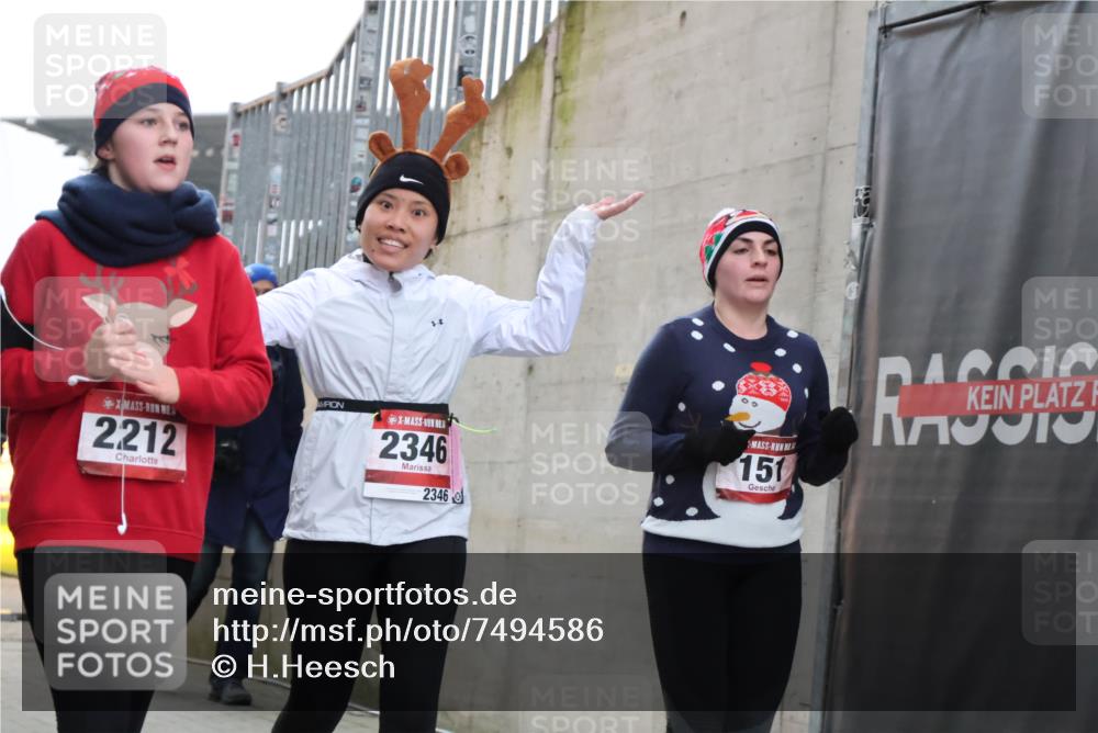 08.12.2024 - St. Pauli X-Mass-Run No. 14 H.Heesch http://msf.ph/oto/7494586 08.12.2024 10:07:16 Ziel 151, 719, 1786, 1940, 2003, 2062, 2212, 2346, 2751, 2755, 3083, 3337, 3343, 151, 2212, 2346, 2843, 2861, 2888 meine-sportfotos.de