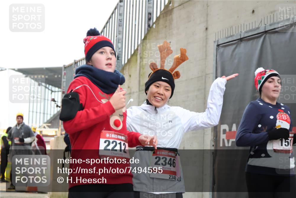 08.12.2024 - St. Pauli X-Mass-Run No. 14 H.Heesch http://msf.ph/oto/7494595 08.12.2024 10:07:16 Ziel 151, 719, 1786, 1940, 2003, 2062, 2212, 2346, 2751, 2755, 3083, 3337, 3343, 151, 2212, 2346, 2843, 2861, 2888 meine-sportfotos.de