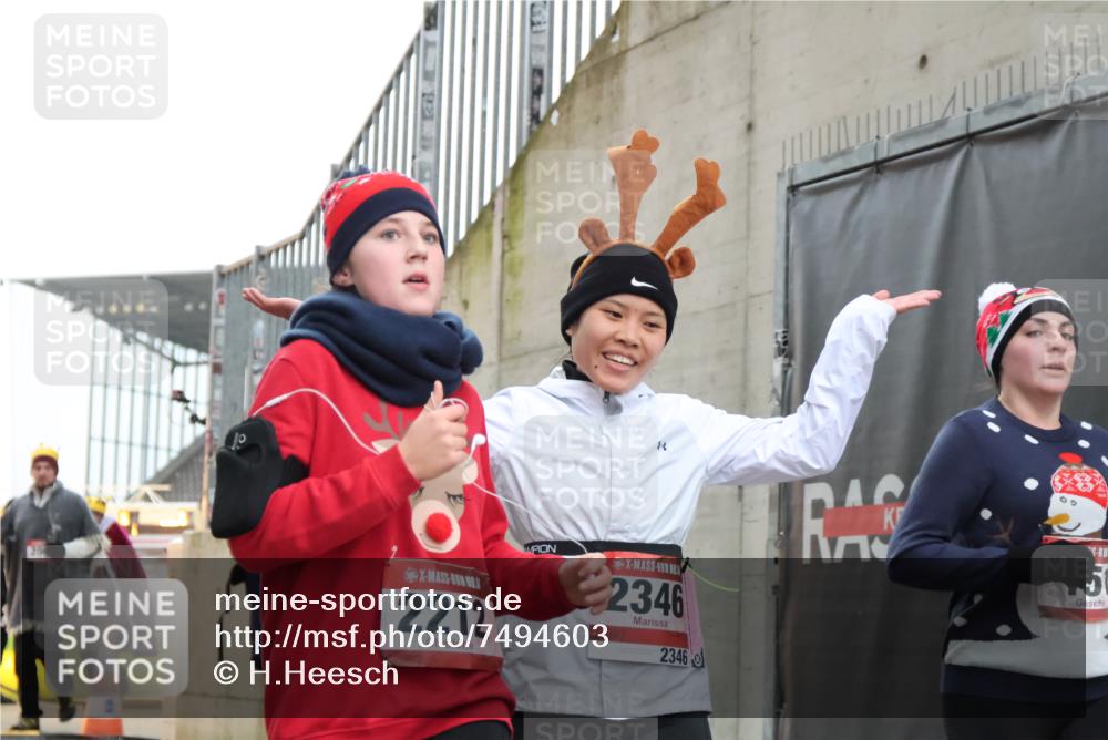 08.12.2024 - St. Pauli X-Mass-Run No. 14 H.Heesch http://msf.ph/oto/7494603 08.12.2024 10:07:16 Ziel 151, 719, 1786, 1940, 2003, 2062, 2212, 2346, 2751, 2755, 3083, 3337, 3343, 151, 2212, 2346, 2843, 2861, 2888 meine-sportfotos.de