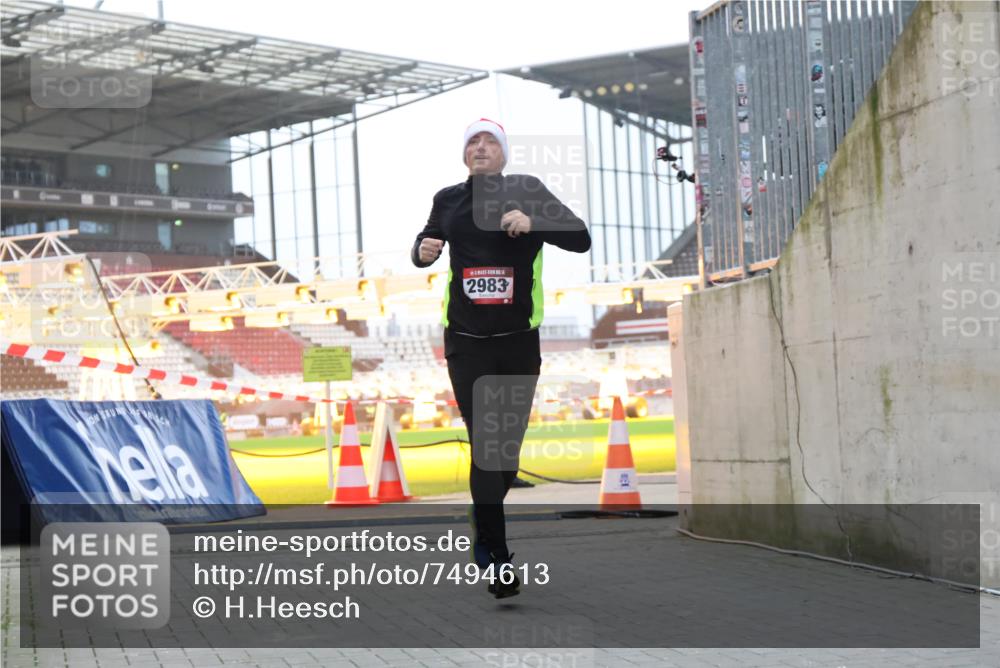 08.12.2024 - St. Pauli X-Mass-Run No. 14 H.Heesch http://msf.ph/oto/7494613 08.12.2024 09:59:20 Ziel 488, 989, 738, 1534, 2983 meine-sportfotos.de