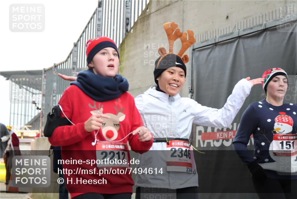 08.12.2024 - St. Pauli X-Mass-Run No. 14 H.Heesch http://msf.ph/oto/7494614 08.12.2024 10:07:17 Ziel 151, 719, 1940, 2003, 2062, 2212, 2346, 2755, 3083, 3337, 3343, 129, 151, 2208, 2212, 2346, 2843, 2861, 2888 meine-sportfotos.de