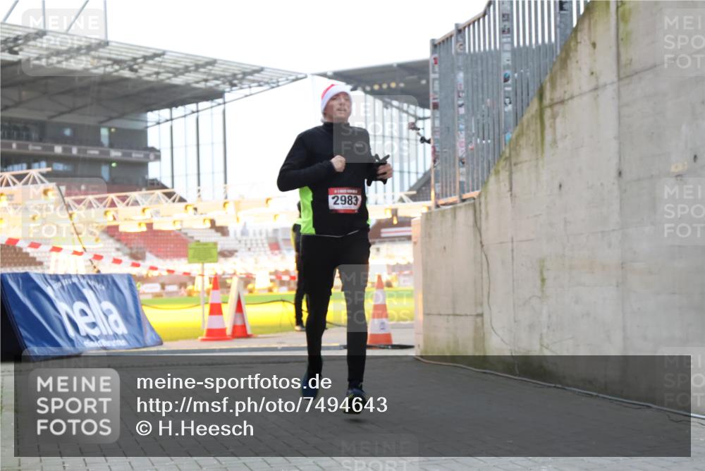 08.12.2024 - St. Pauli X-Mass-Run No. 14 H.Heesch http://msf.ph/oto/7494643 08.12.2024 09:59:20 Ziel 488, 989, 738, 1534, 2983 meine-sportfotos.de
