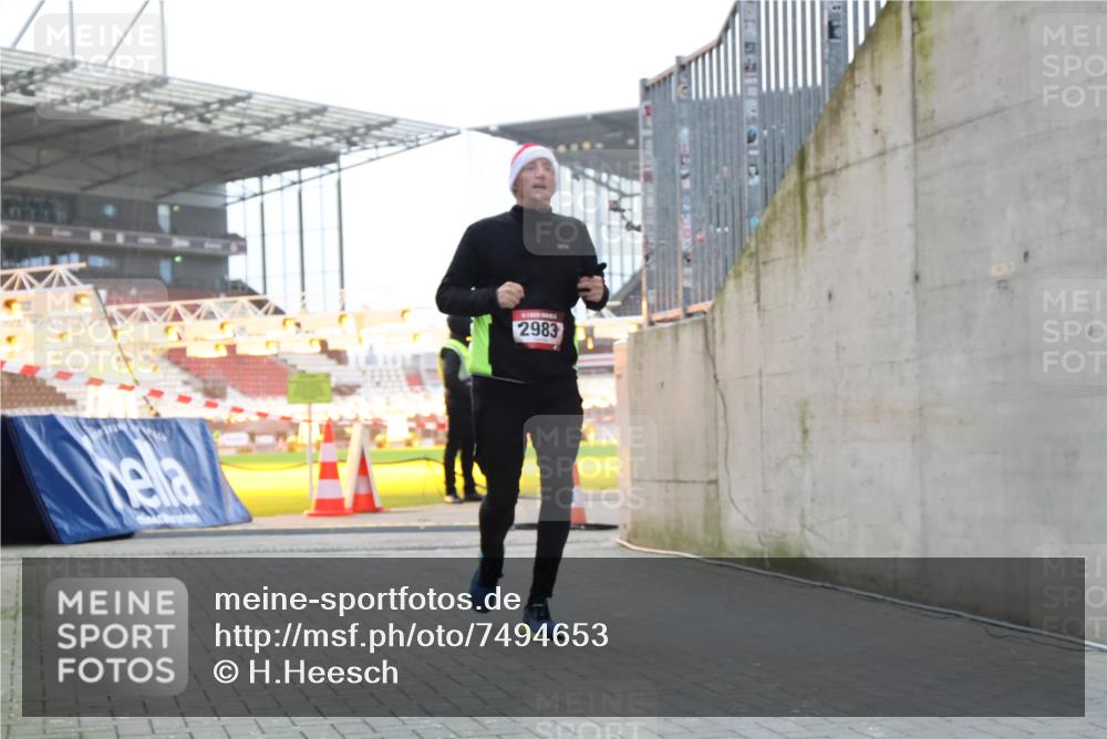 08.12.2024 - St. Pauli X-Mass-Run No. 14 H.Heesch http://msf.ph/oto/7494653 08.12.2024 09:59:21 Ziel 989, 2983, 738, 1534, 2983 meine-sportfotos.de