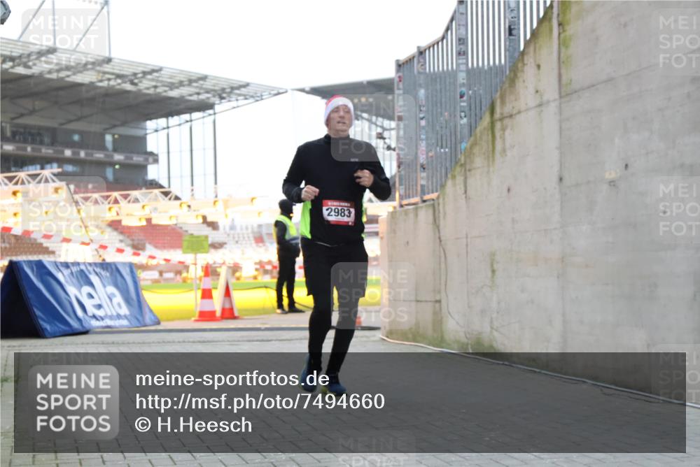 08.12.2024 - St. Pauli X-Mass-Run No. 14 H.Heesch http://msf.ph/oto/7494660 08.12.2024 09:59:21 Ziel 989, 2983, 738, 1534, 2983 meine-sportfotos.de