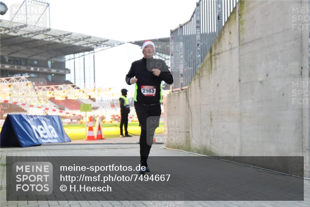 08.12.2024 - St. Pauli X-Mass-Run No. 14 H.Heesch http://msf.ph/oto/7494667 08.12.2024 09:59:21 Ziel 989, 2983, 738, 1534, 2983 meine-sportfotos.de