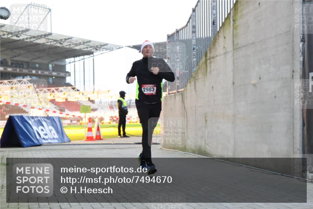 08.12.2024 - St. Pauli X-Mass-Run No. 14 H.Heesch http://msf.ph/oto/7494670 08.12.2024 09:59:21 Ziel 989, 2983, 738, 1534, 2983 meine-sportfotos.de