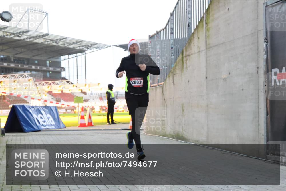 08.12.2024 - St. Pauli X-Mass-Run No. 14 H.Heesch http://msf.ph/oto/7494677 08.12.2024 09:59:21 Ziel 989, 2983, 738, 1534, 2983 meine-sportfotos.de