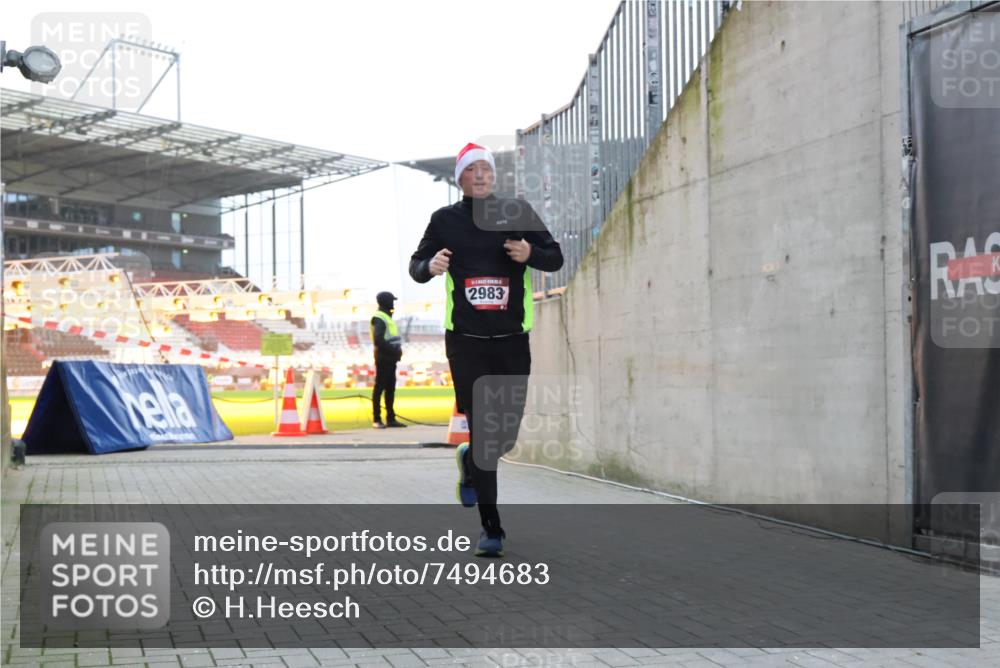 08.12.2024 - St. Pauli X-Mass-Run No. 14 H.Heesch http://msf.ph/oto/7494683 08.12.2024 09:59:21 Ziel 989, 2983, 738, 1534, 2983 meine-sportfotos.de