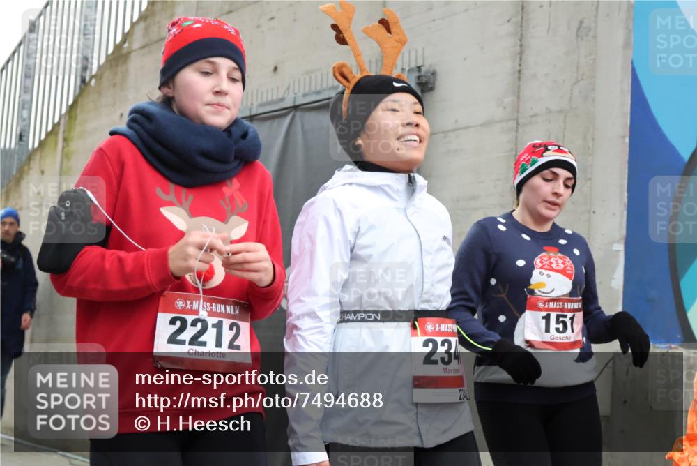08.12.2024 - St. Pauli X-Mass-Run No. 14 H.Heesch http://msf.ph/oto/7494688 08.12.2024 10:07:17 Ziel 151, 719, 1940, 2003, 2062, 2212, 2346, 2755, 3083, 3337, 3343, 129, 151, 2208, 2212, 2346, 2843, 2861, 2888 meine-sportfotos.de