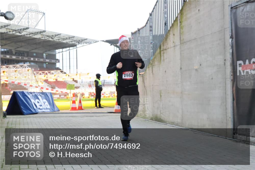 08.12.2024 - St. Pauli X-Mass-Run No. 14 H.Heesch http://msf.ph/oto/7494692 08.12.2024 09:59:21 Ziel 989, 2983, 738, 1534, 2983 meine-sportfotos.de