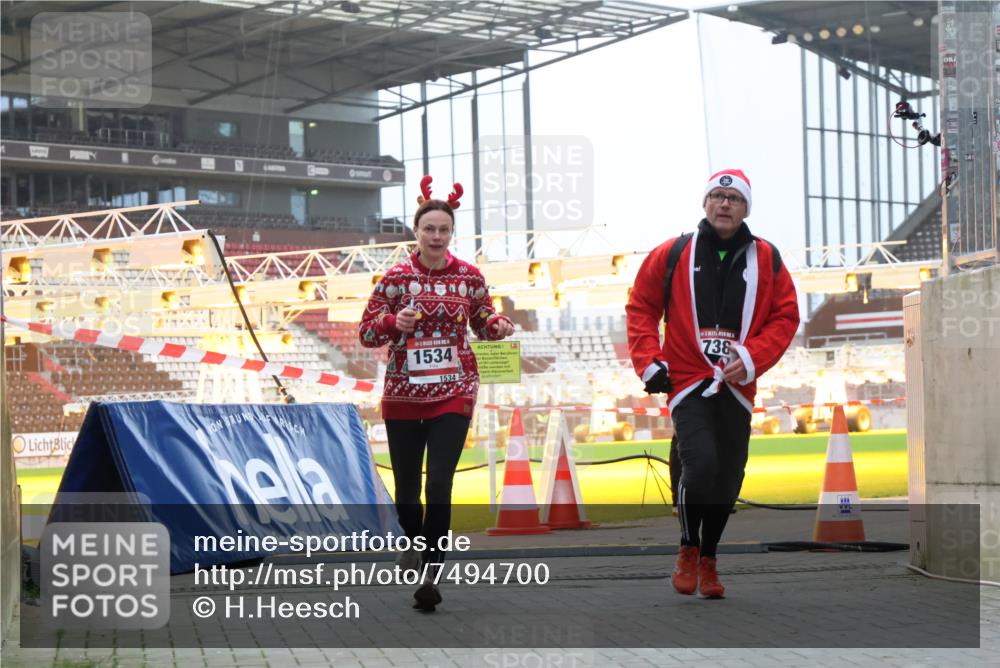 08.12.2024 - St. Pauli X-Mass-Run No. 14 H.Heesch http://msf.ph/oto/7494700 08.12.2024 09:59:24 Ziel 2983, 738, 1534, 1874, 3293 meine-sportfotos.de