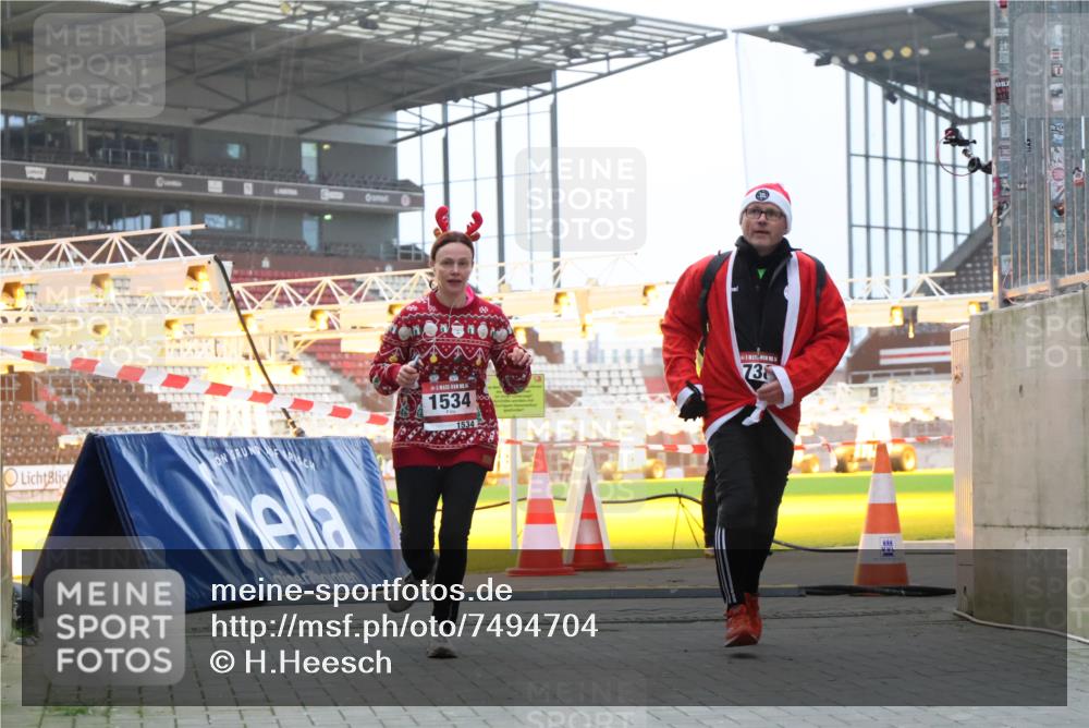 08.12.2024 - St. Pauli X-Mass-Run No. 14 H.Heesch http://msf.ph/oto/7494704 08.12.2024 09:59:25 Ziel 2983, 738, 1534, 1874, 3293 meine-sportfotos.de