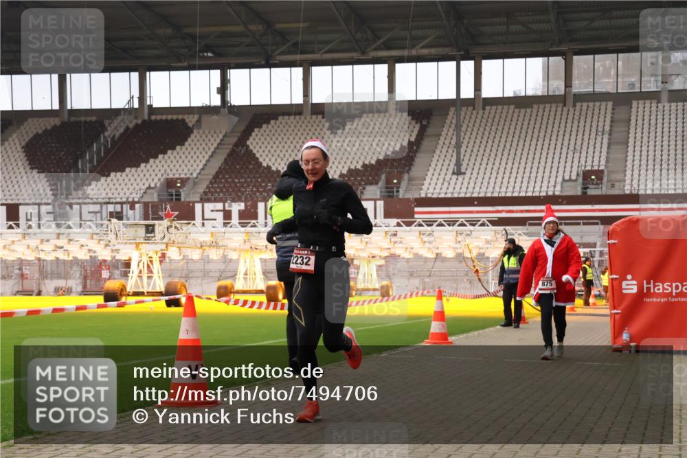 08.12.2024 - St. Pauli X-Mass-Run No. 14 Yannick Fuchs http://msf.ph/oto/7494706 08.12.2024 10:54:22 Ziel 2232 meine-sportfotos.de