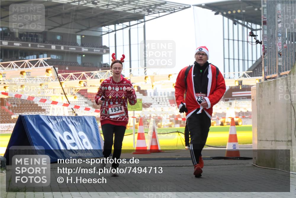 08.12.2024 - St. Pauli X-Mass-Run No. 14 H.Heesch http://msf.ph/oto/7494713 08.12.2024 09:59:25 Ziel 2983, 738, 1534, 1874, 3293 meine-sportfotos.de