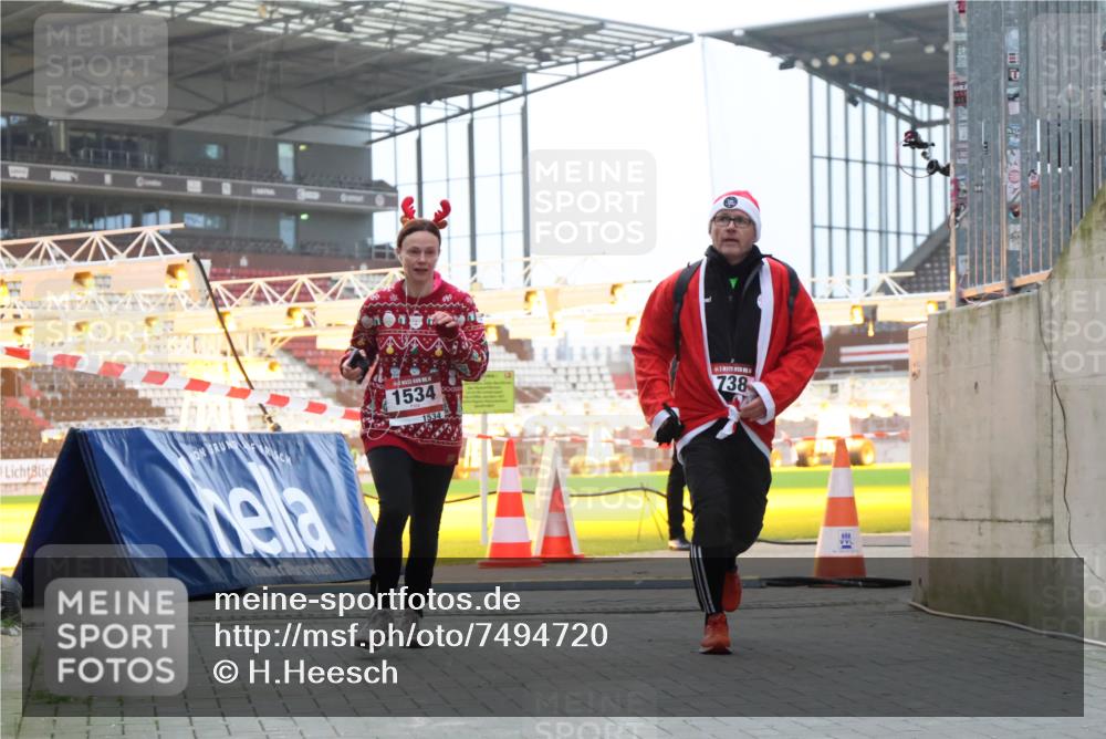 08.12.2024 - St. Pauli X-Mass-Run No. 14 H.Heesch http://msf.ph/oto/7494720 08.12.2024 09:59:25 Ziel 2983, 738, 1534, 1874, 3293 meine-sportfotos.de
