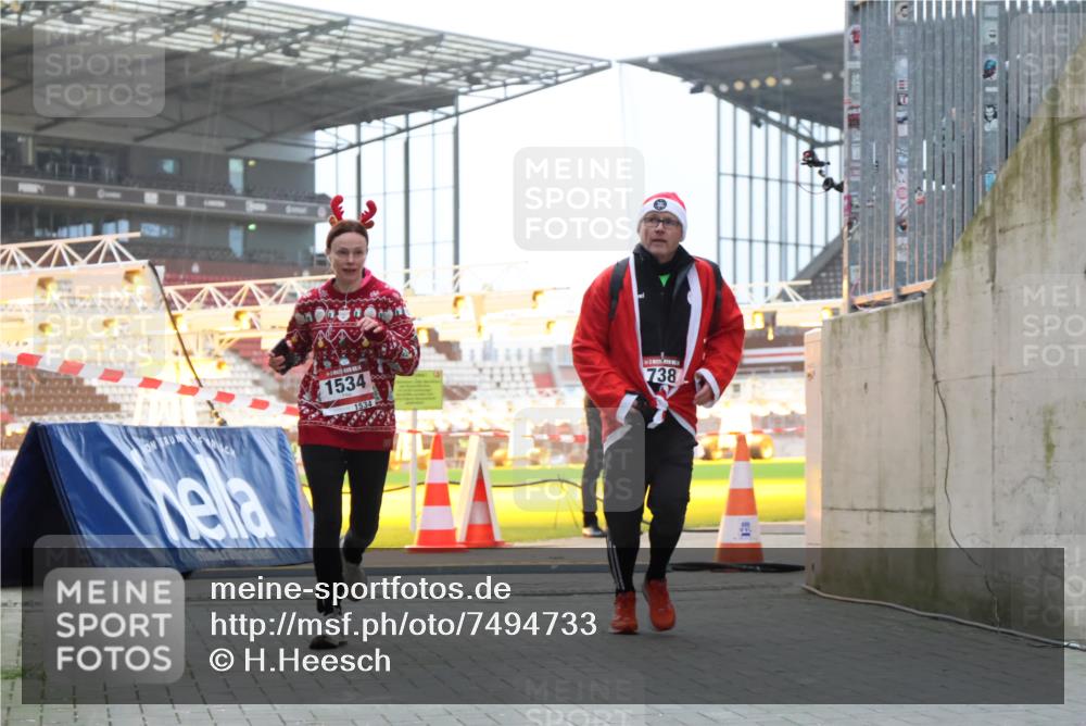 08.12.2024 - St. Pauli X-Mass-Run No. 14 H.Heesch http://msf.ph/oto/7494733 08.12.2024 09:59:25 Ziel 2983, 738, 1534, 1874, 3293 meine-sportfotos.de
