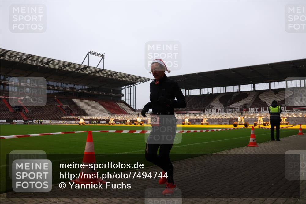 08.12.2024 - St. Pauli X-Mass-Run No. 14 Yannick Fuchs http://msf.ph/oto/7494744 08.12.2024 10:54:23 Ziel 2232 meine-sportfotos.de