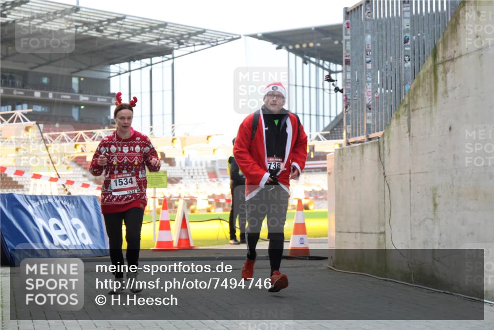 08.12.2024 - St. Pauli X-Mass-Run No. 14 H.Heesch http://msf.ph/oto/7494746 08.12.2024 09:59:25 Ziel 2983, 738, 1534, 1874, 3293 meine-sportfotos.de