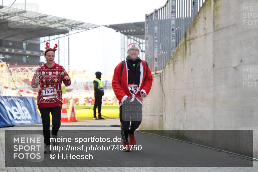 08.12.2024 - St. Pauli X-Mass-Run No. 14 H.Heesch http://msf.ph/oto/7494750 08.12.2024 09:59:25 Ziel 2983, 738, 1534, 1874, 3293 meine-sportfotos.de
