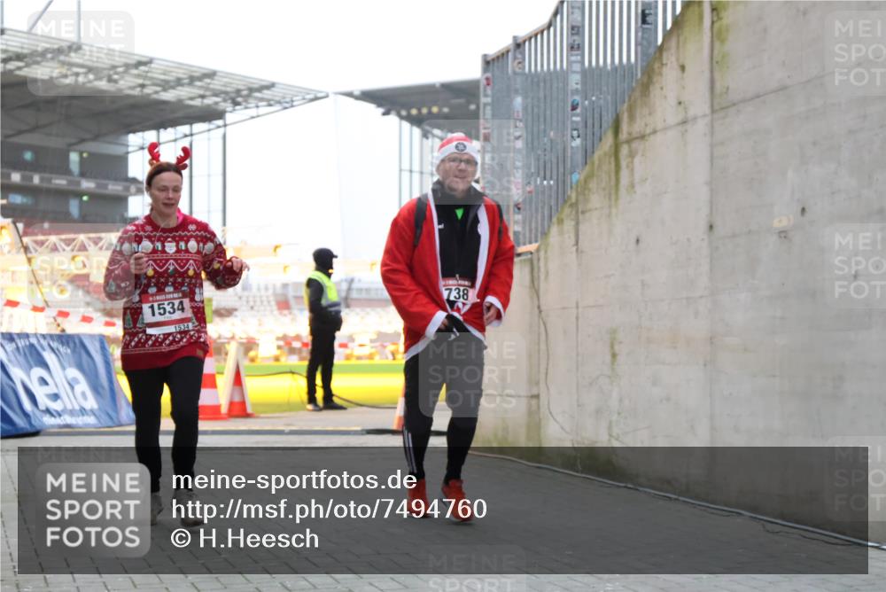 08.12.2024 - St. Pauli X-Mass-Run No. 14 H.Heesch http://msf.ph/oto/7494760 08.12.2024 09:59:26 Ziel 738, 1534, 2983, 738, 1202, 1534, 1802, 1874, 3293 meine-sportfotos.de
