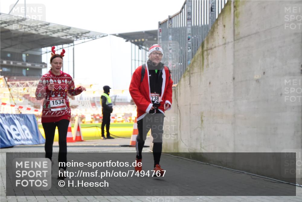 08.12.2024 - St. Pauli X-Mass-Run No. 14 H.Heesch http://msf.ph/oto/7494767 08.12.2024 09:59:26 Ziel 738, 1534, 2983, 738, 1202, 1534, 1802, 1874, 3293 meine-sportfotos.de