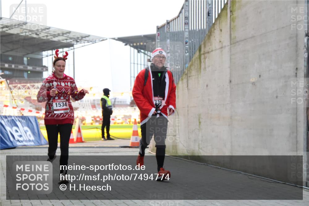 08.12.2024 - St. Pauli X-Mass-Run No. 14 H.Heesch http://msf.ph/oto/7494774 08.12.2024 09:59:26 Ziel 738, 1534, 2983, 738, 1202, 1534, 1802, 1874, 3293 meine-sportfotos.de