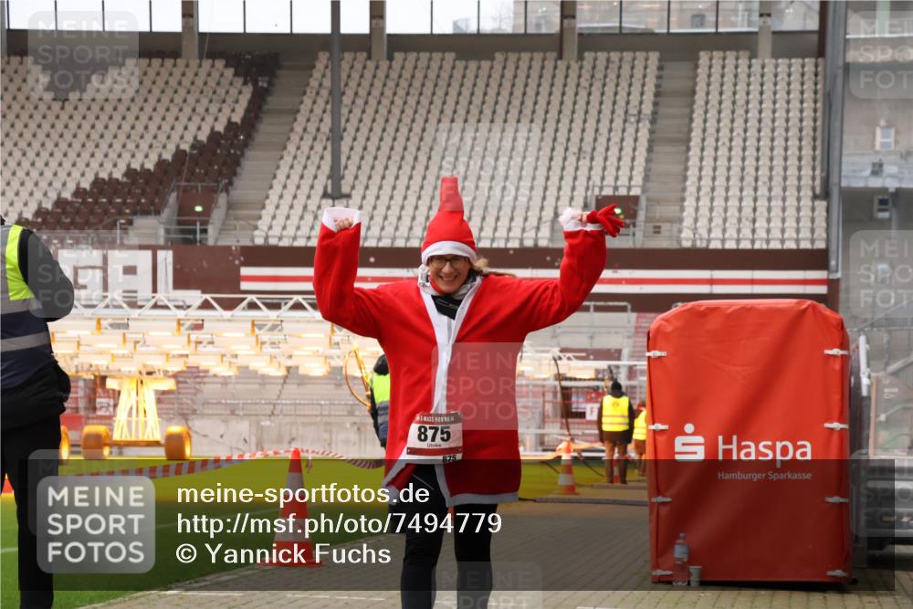 08.12.2024 - St. Pauli X-Mass-Run No. 14 Yannick Fuchs http://msf.ph/oto/7494779 08.12.2024 10:54:26 Ziel 2232 meine-sportfotos.de