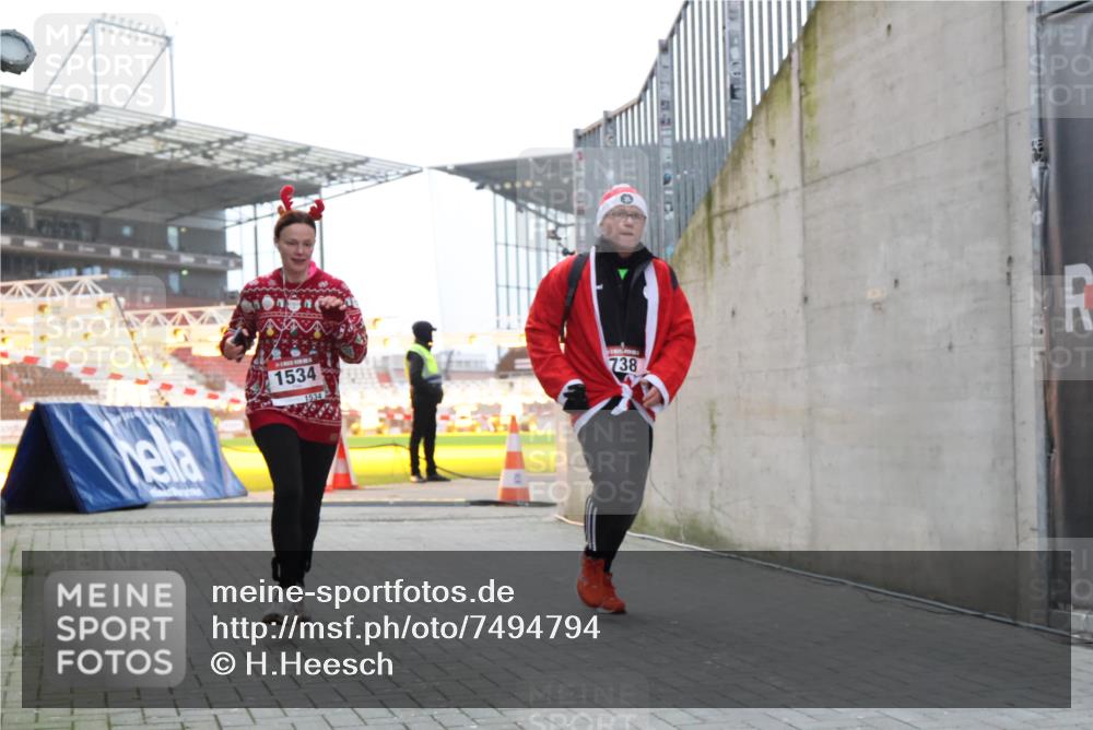 08.12.2024 - St. Pauli X-Mass-Run No. 14 H.Heesch http://msf.ph/oto/7494794 08.12.2024 09:59:26 Ziel 738, 1534, 2983, 738, 1202, 1534, 1802, 1874, 3293 meine-sportfotos.de