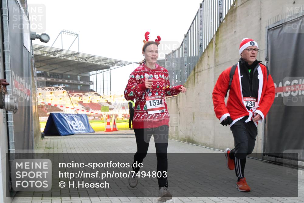 08.12.2024 - St. Pauli X-Mass-Run No. 14 H.Heesch http://msf.ph/oto/7494803 08.12.2024 09:59:27 Ziel 738, 1534, 2983, 738, 1202, 1534, 1802, 1874, 3293 meine-sportfotos.de