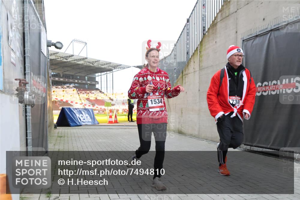 08.12.2024 - St. Pauli X-Mass-Run No. 14 H.Heesch http://msf.ph/oto/7494810 08.12.2024 09:59:27 Ziel 738, 1534, 2983, 738, 1202, 1534, 1802, 1874, 3293 meine-sportfotos.de