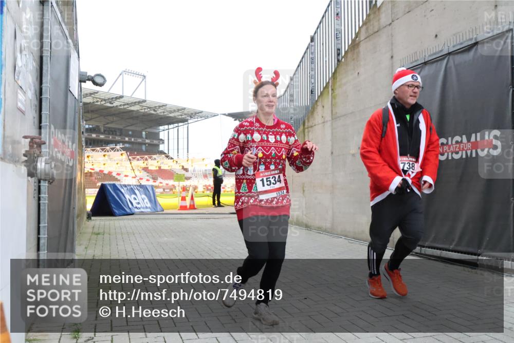 08.12.2024 - St. Pauli X-Mass-Run No. 14 H.Heesch http://msf.ph/oto/7494819 08.12.2024 09:59:27 Ziel 738, 1534, 2983, 738, 1202, 1534, 1802, 1874, 3293 meine-sportfotos.de