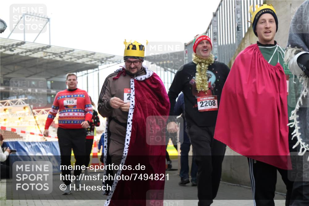 08.12.2024 - St. Pauli X-Mass-Run No. 14 H.Heesch http://msf.ph/oto/7494821 08.12.2024 10:07:23 Ziel 151, 1940, 2062, 2212, 2346, 2843, 2888, 3083, 3343, 129, 165, 1007, 1720, 2099, 2208, 2843, 2861, 2888, 3338, 3342 meine-sportfotos.de