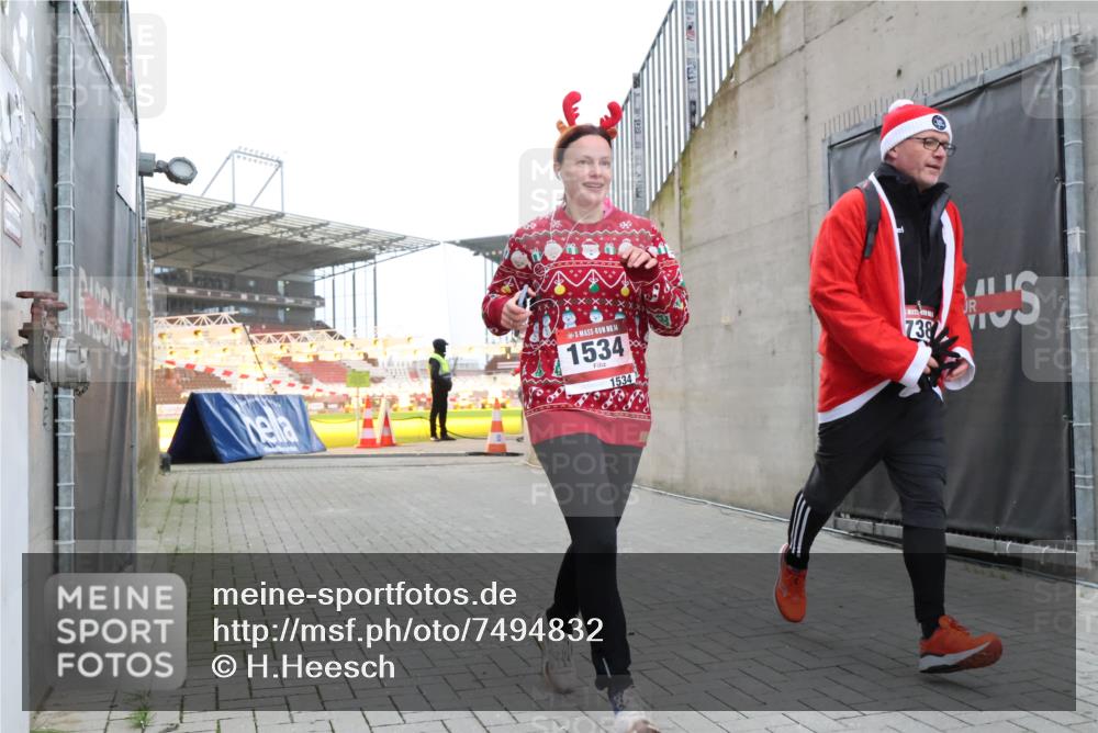08.12.2024 - St. Pauli X-Mass-Run No. 14 H.Heesch http://msf.ph/oto/7494832 08.12.2024 09:59:27 Ziel 738, 1534, 2983, 738, 1202, 1534, 1802, 1874, 3293 meine-sportfotos.de