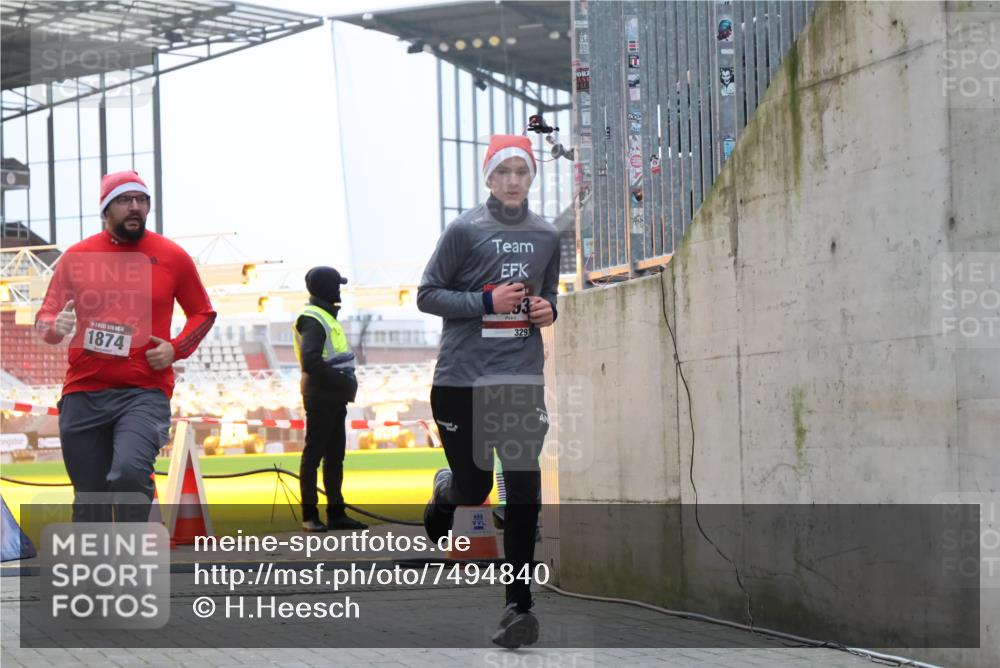 08.12.2024 - St. Pauli X-Mass-Run No. 14 H.Heesch http://msf.ph/oto/7494840 08.12.2024 09:59:29 Ziel 738, 1534, 2983, 1202, 1802, 1874, 3293 meine-sportfotos.de