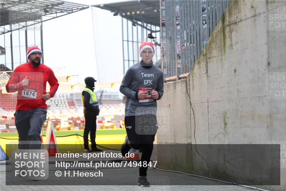 08.12.2024 - St. Pauli X-Mass-Run No. 14 H.Heesch http://msf.ph/oto/7494847 08.12.2024 09:59:30 Ziel 738, 1534, 2983, 3293, 1202, 1802, 1874, 3293 meine-sportfotos.de