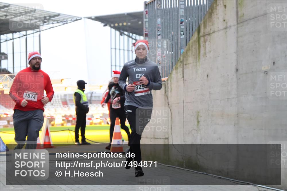 08.12.2024 - St. Pauli X-Mass-Run No. 14 H.Heesch http://msf.ph/oto/7494871 08.12.2024 09:59:30 Ziel 738, 1534, 2983, 3293, 1202, 1802, 1874, 3293 meine-sportfotos.de