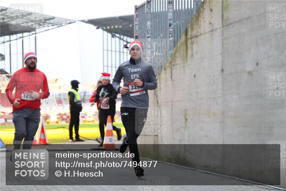 08.12.2024 - St. Pauli X-Mass-Run No. 14 H.Heesch http://msf.ph/oto/7494877 08.12.2024 09:59:30 Ziel 738, 1534, 2983, 3293, 1202, 1802, 1874, 3293 meine-sportfotos.de