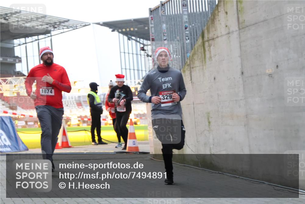 08.12.2024 - St. Pauli X-Mass-Run No. 14 H.Heesch http://msf.ph/oto/7494891 08.12.2024 09:59:30 Ziel 738, 1534, 2983, 3293, 1202, 1802, 1874, 3293 meine-sportfotos.de