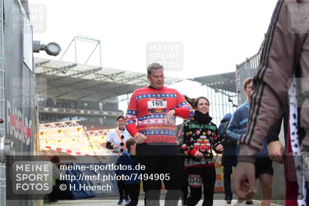 08.12.2024 - St. Pauli X-Mass-Run No. 14 H.Heesch http://msf.ph/oto/7494905 08.12.2024 10:07:25 Ziel 129, 151, 1940, 2062, 2208, 2212, 2346, 2843, 2861, 2888, 3083, 3343, 129, 165, 1007, 1426, 1720, 2099, 2208, 2843, 2861, 2888, 3153, 3338, 3342 meine-sportfotos.de