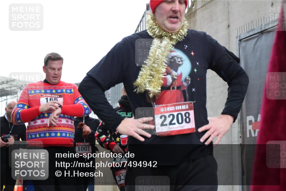 08.12.2024 - St. Pauli X-Mass-Run No. 14 H.Heesch http://msf.ph/oto/7494942 08.12.2024 10:07:26 Ziel 129, 151, 2062, 2208, 2212, 2346, 2843, 2861, 2888, 129, 165, 892, 1007, 1426, 1720, 2099, 2208, 2861, 3153, 3338, 3342 meine-sportfotos.de