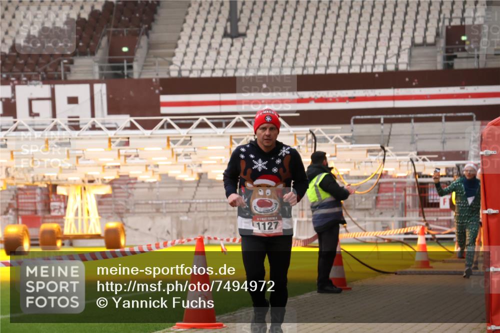 08.12.2024 - St. Pauli X-Mass-Run No. 14 Yannick Fuchs http://msf.ph/oto/7494972 08.12.2024 10:55:09 Ziel 28, 1127, 1799 meine-sportfotos.de
