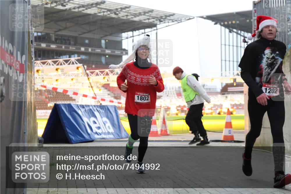 08.12.2024 - St. Pauli X-Mass-Run No. 14 H.Heesch http://msf.ph/oto/7494992 08.12.2024 09:59:33 Ziel 738, 1534, 1874, 2983, 3293, 1202, 1802, 1874 meine-sportfotos.de