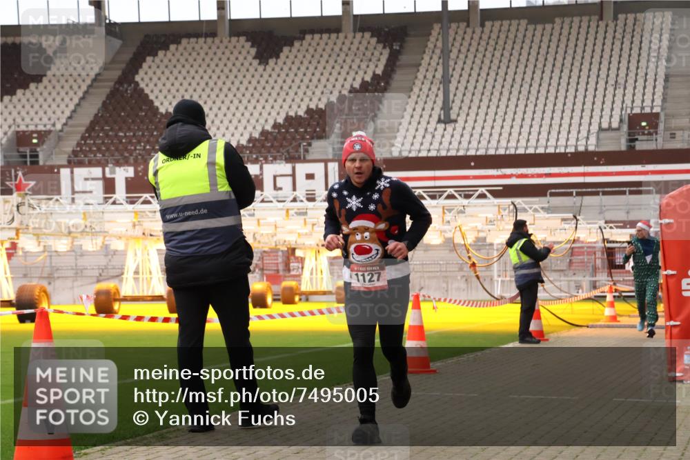08.12.2024 - St. Pauli X-Mass-Run No. 14 Yannick Fuchs http://msf.ph/oto/7495005 08.12.2024 10:55:10 Ziel 28, 1127, 1799 meine-sportfotos.de