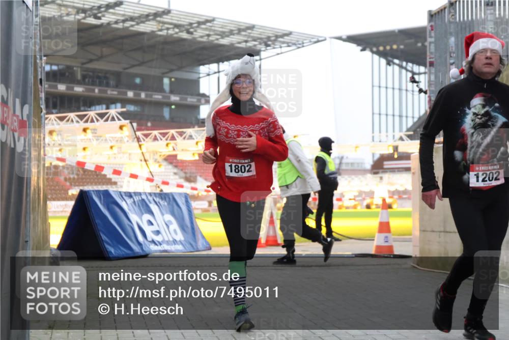 08.12.2024 - St. Pauli X-Mass-Run No. 14 H.Heesch http://msf.ph/oto/7495011 08.12.2024 09:59:33 Ziel 738, 1534, 1874, 2983, 3293, 1202, 1802, 1874 meine-sportfotos.de