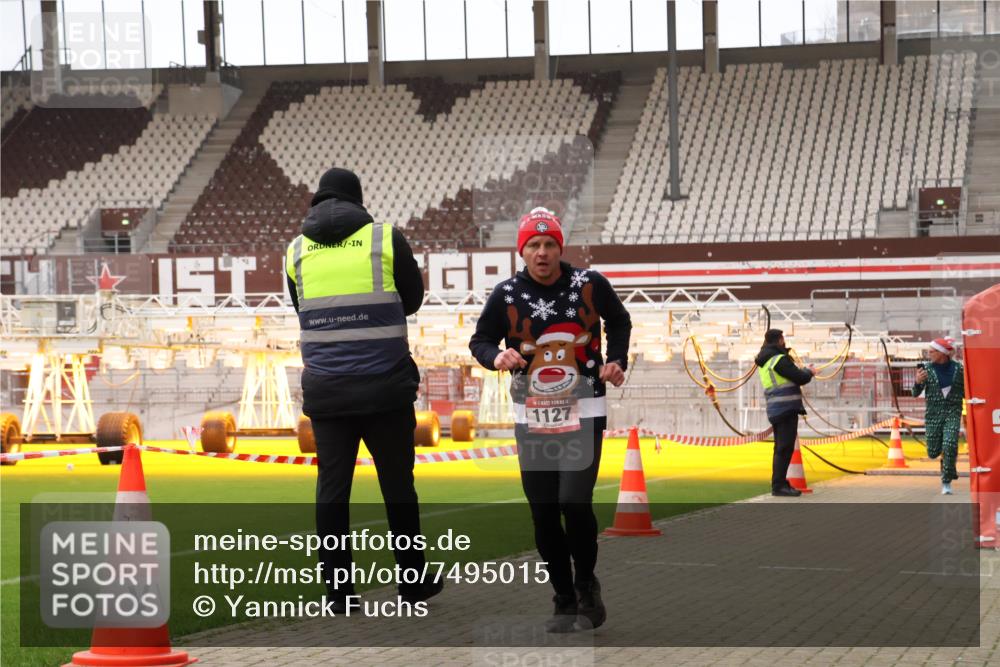 08.12.2024 - St. Pauli X-Mass-Run No. 14 Yannick Fuchs http://msf.ph/oto/7495015 08.12.2024 10:55:10 Ziel 28, 1127, 1799 meine-sportfotos.de